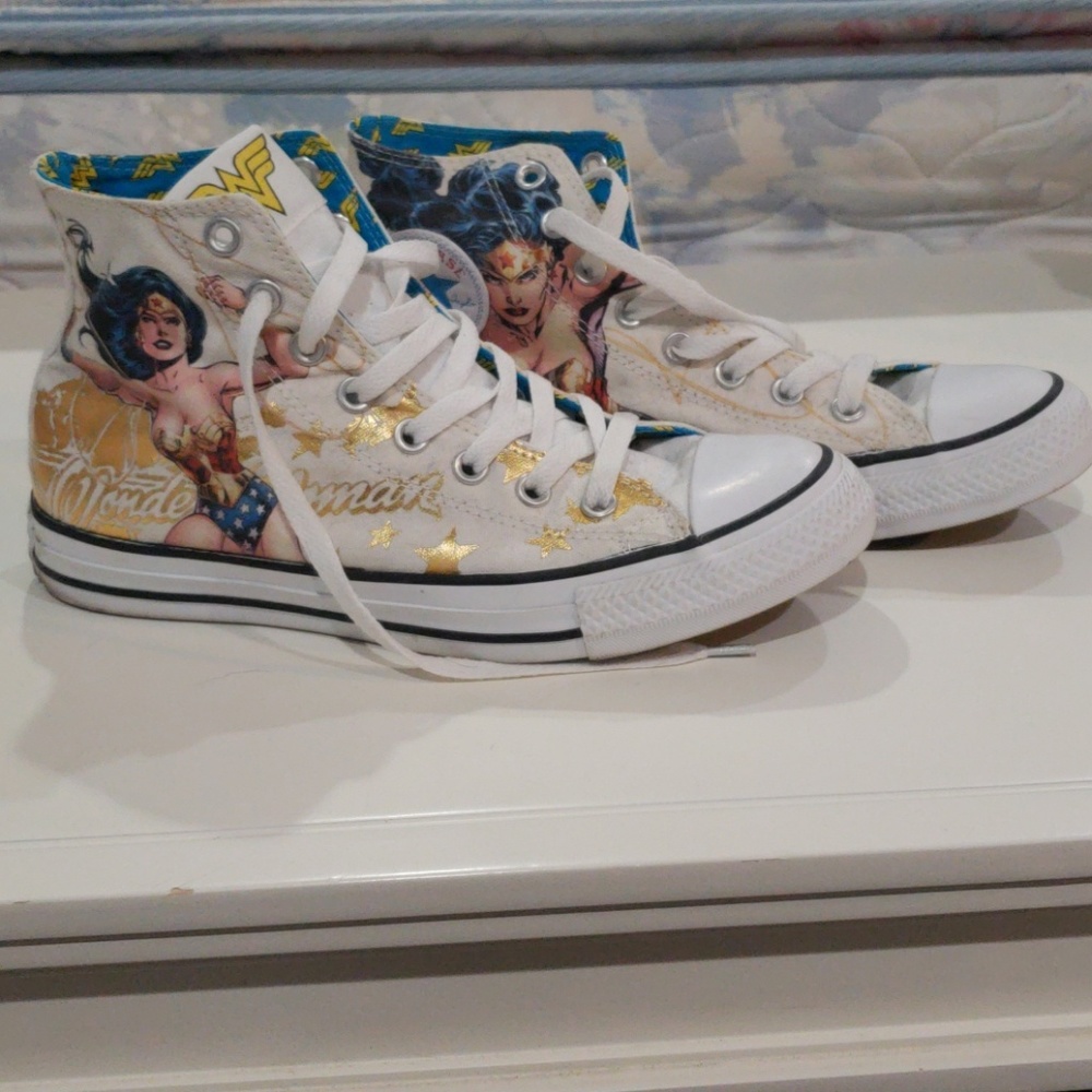 Wonder Woman Converse